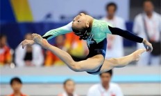 开云体育在线-体操比赛激烈，法国选手尽展身手夺冠