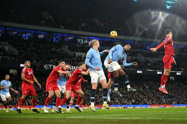 曼联中场关键传球，协助球队取胜