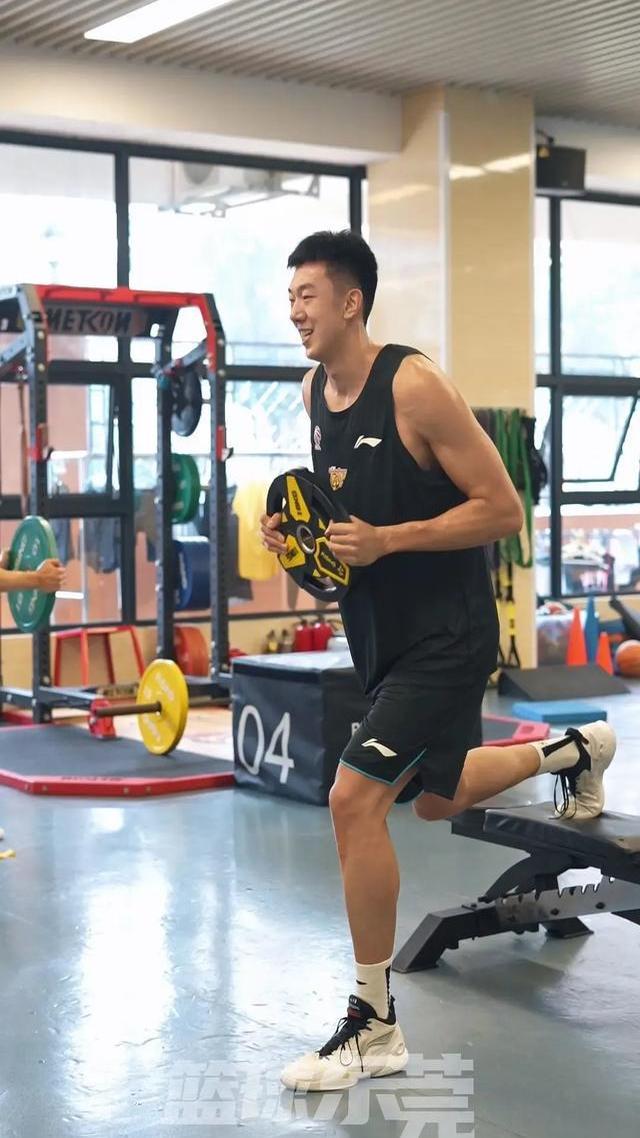 包含谢周韦联迎来新帅挑战，球队冲击前四位置的词条