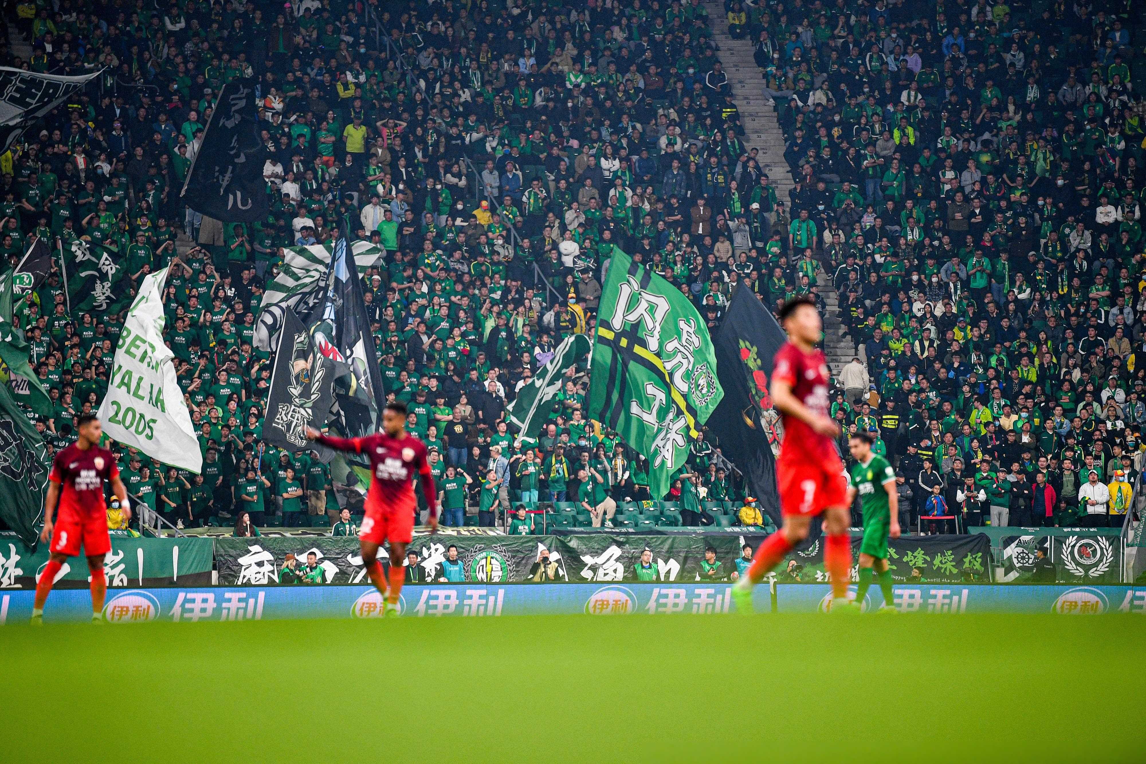 激烈角逐引发热议,球迷心情澎湃 激烈角逐引发热议,球迷心情澎湃