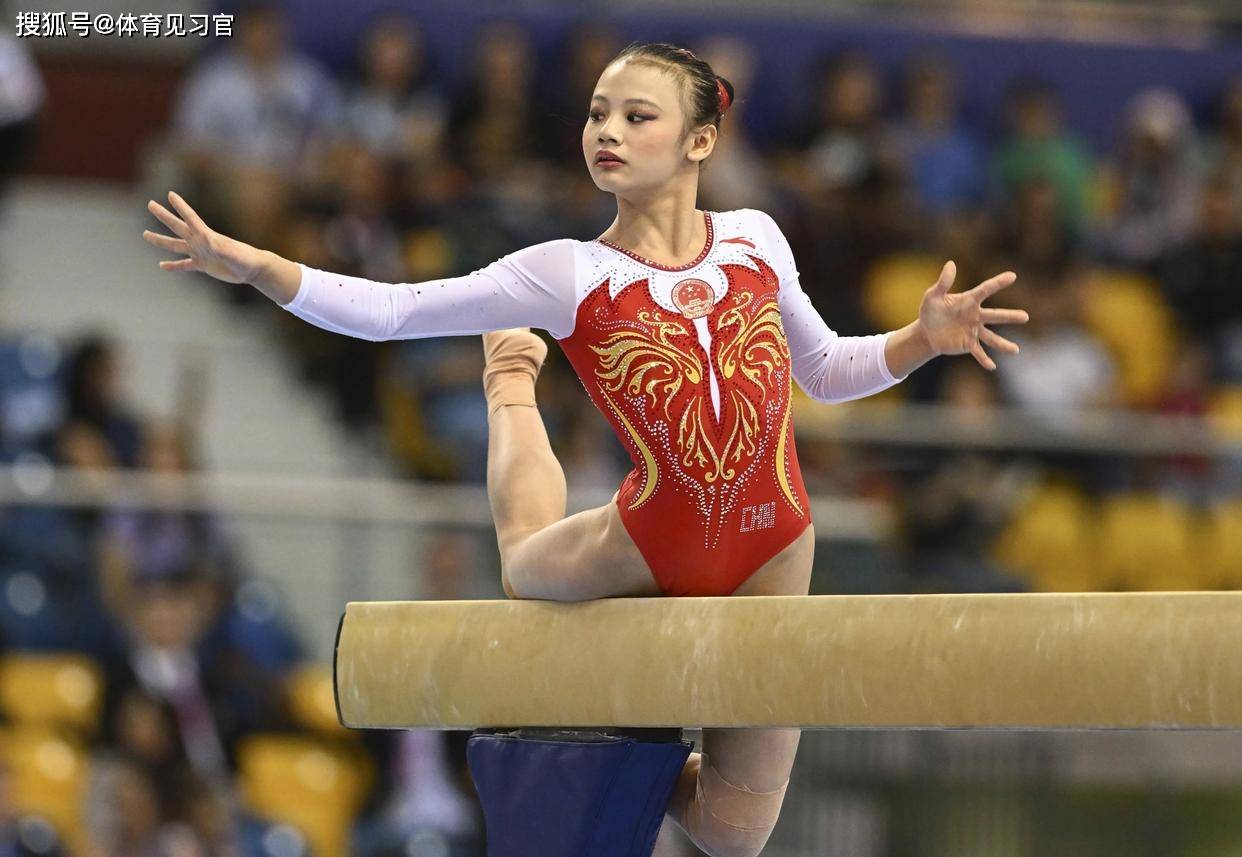 体操模特表现出色,引得阵阵掌声 体操模特表现出色,引得阵阵掌声