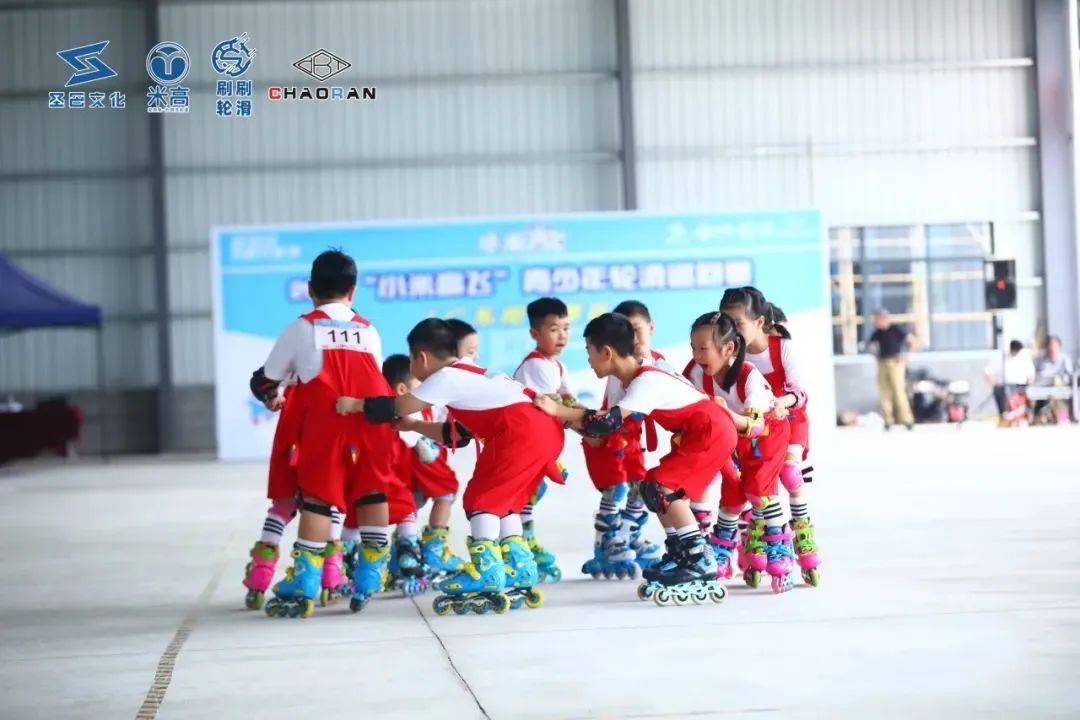 轮滑比赛收官,年轻选手突破自我 轮滑比赛收官,年轻选手突破自我