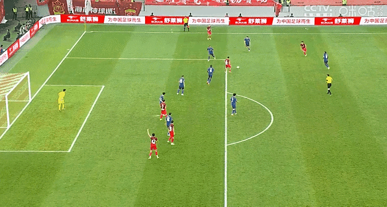 比赛过程中场上激烈对抗,球员斗志昂扬 比赛过程中场上激烈对抗,球员斗志昂扬