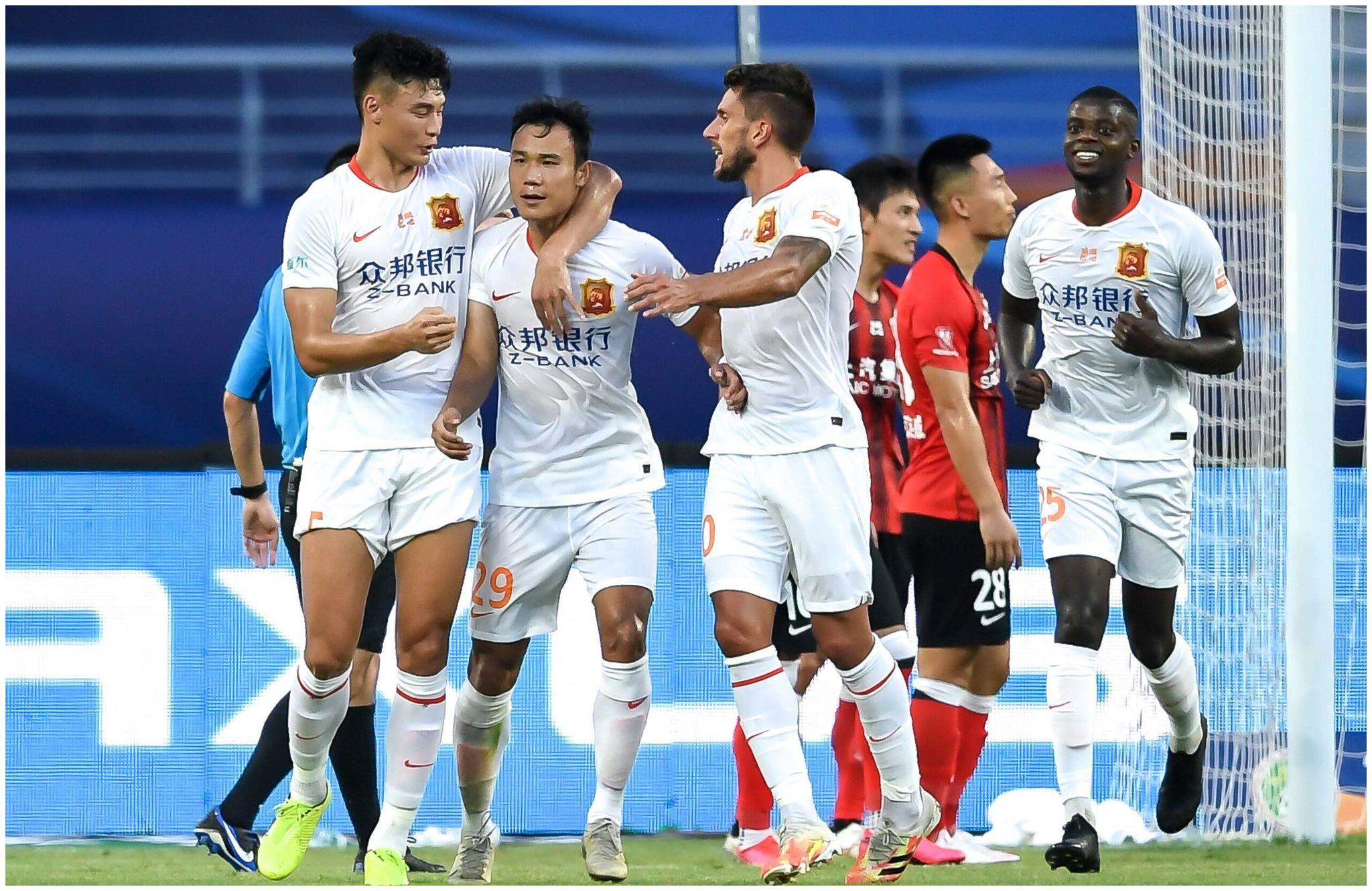 重庆坐镇主场大胜华夏,继续保持领先优势 重庆坐镇主场大胜华夏,继续保持领先优势