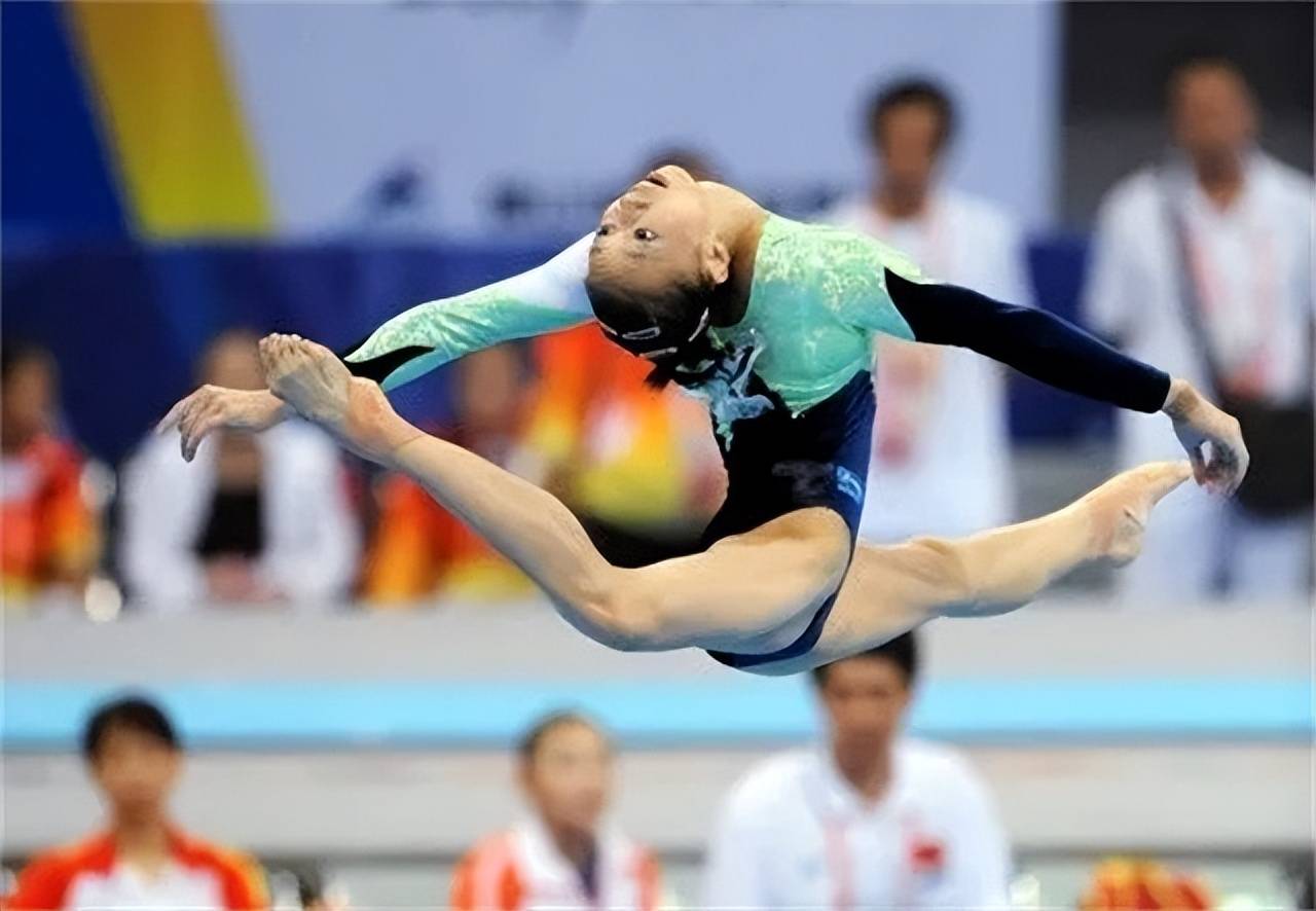体操比赛激烈,法国选手尽展身手夺冠 体操比赛激烈,法国选手尽展身手夺冠