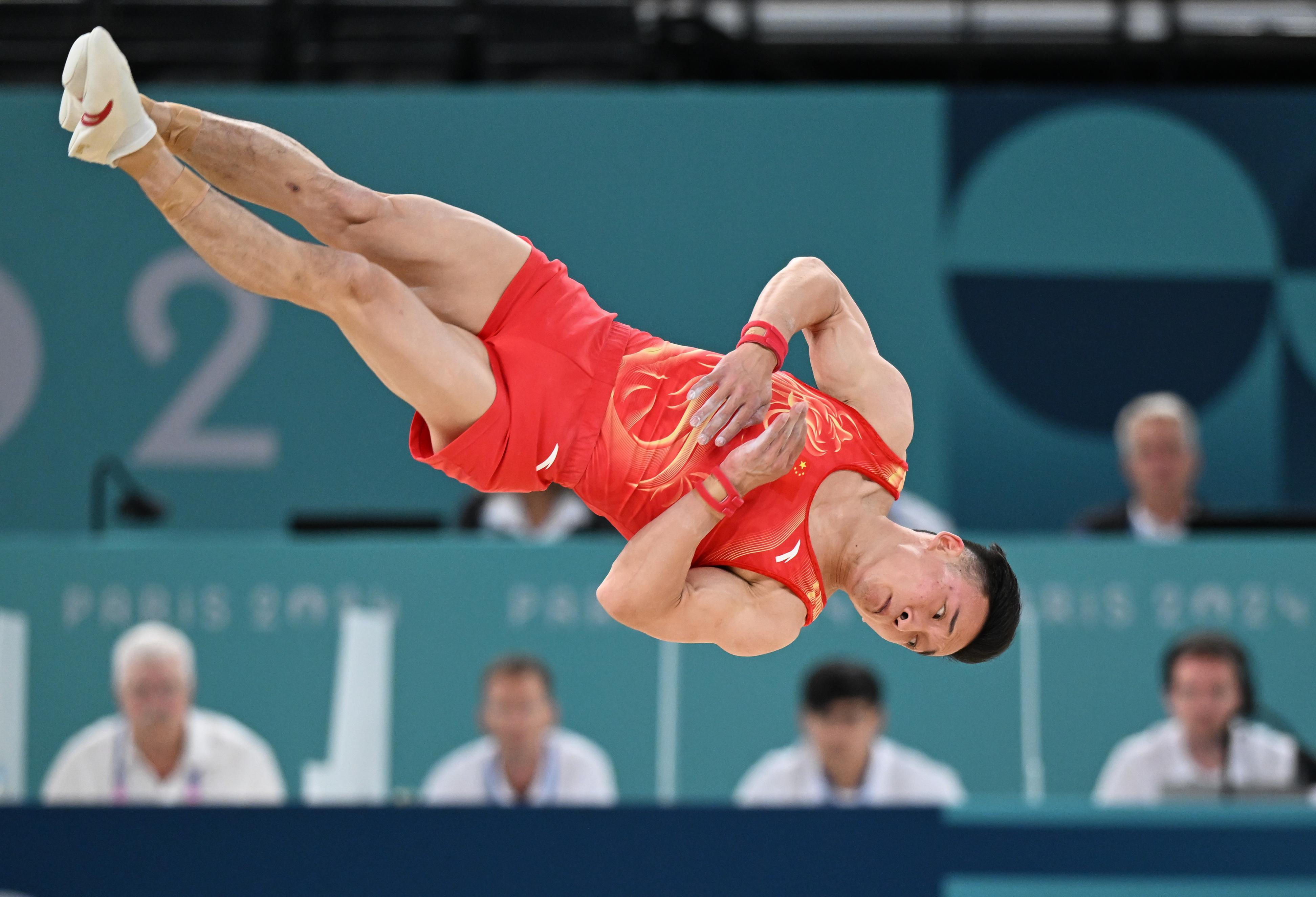 体操比赛激烈,法国选手尽展身手夺冠 体操比赛激烈,法国选手尽展身手夺冠