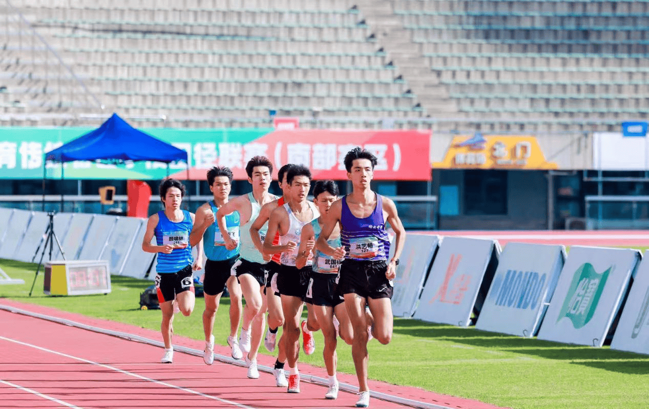 田径比赛现场:选手燃情出击,风云变幻的简单介绍 田径比赛现场:选手燃情出击,风云变幻的简单介绍