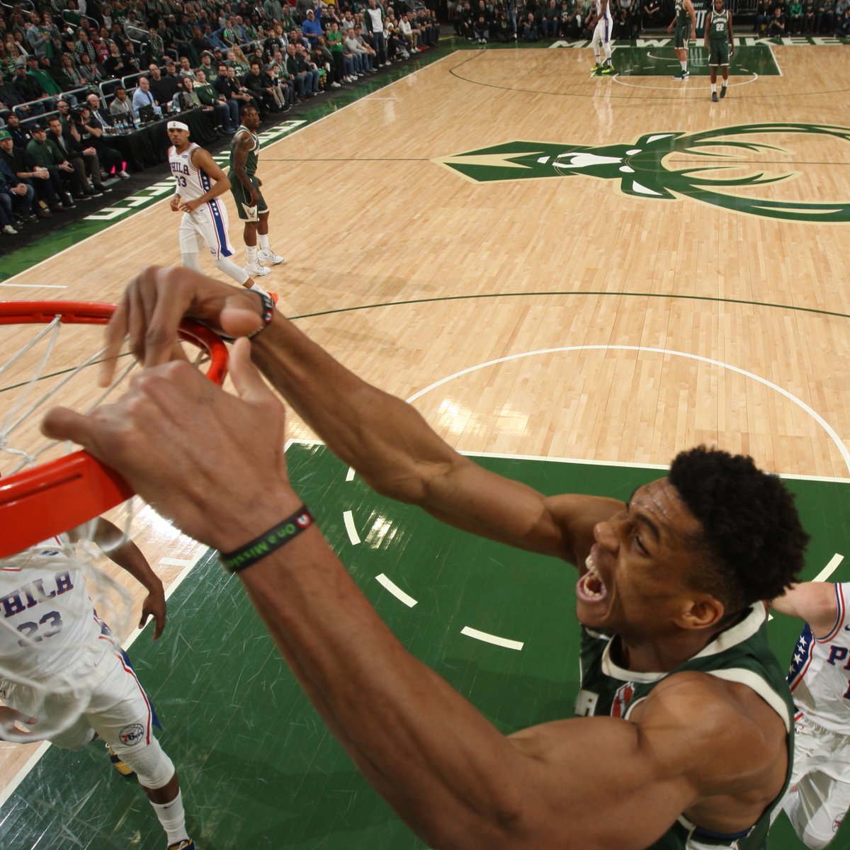 角逐中的高潮瞬间引起球迷情绪共鸣 角逐中的高潮瞬间引起球迷情绪共鸣