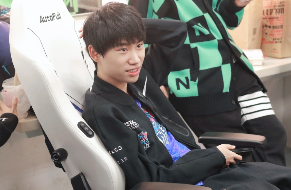 包含FPX鏖战HKA,Tarzan拿下关键大龙鏖战多局成都决赛之夜,成为赛场最大亮点的词条 包含FPX鏖战HKA,Tarzan拿下关键大龙鏖战多局成都决赛之夜,成为赛场最大亮点的词条