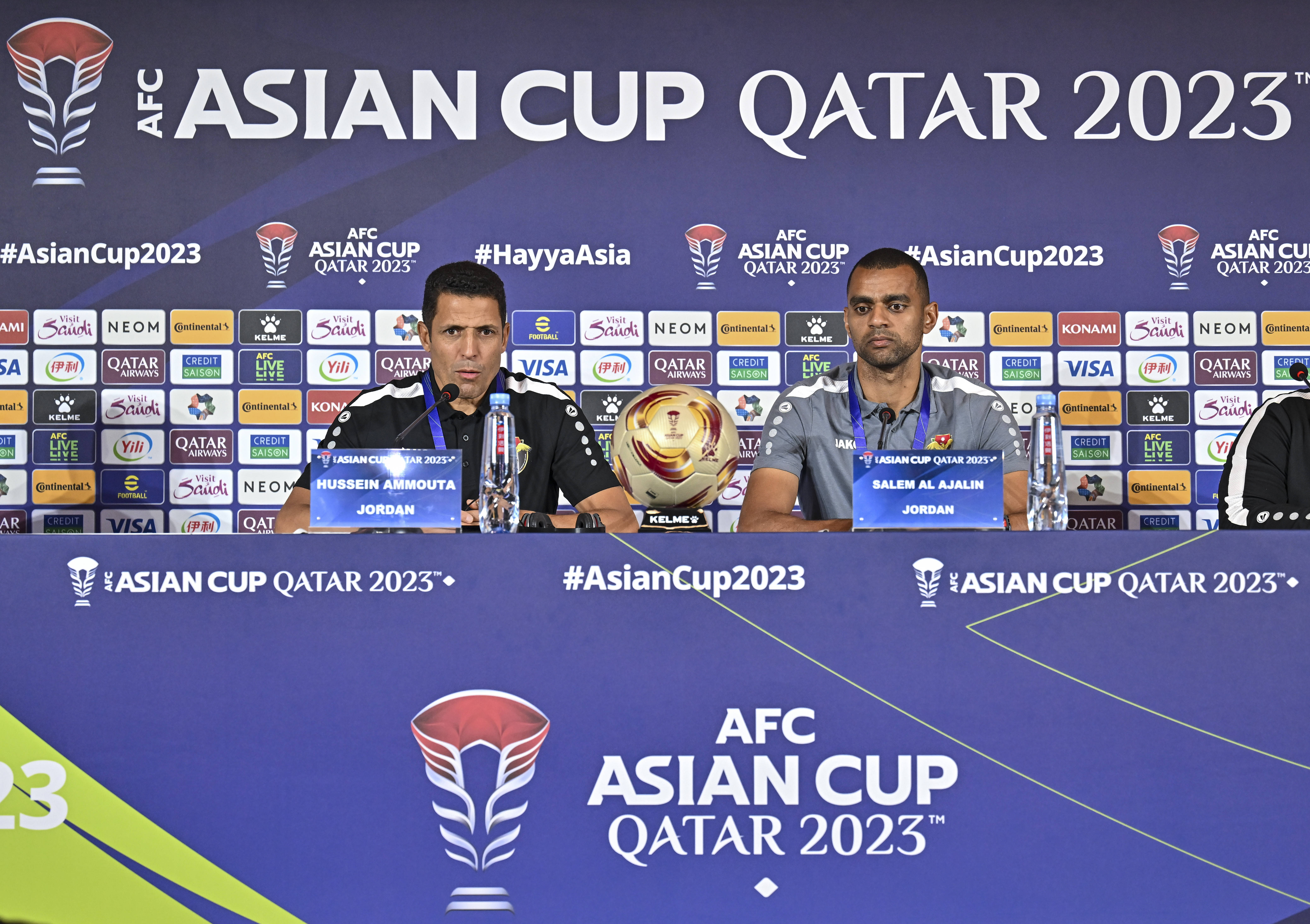 精彩比赛中球员拼尽全力,为胜利而战 精彩比赛中球员拼尽全力,为胜利而战