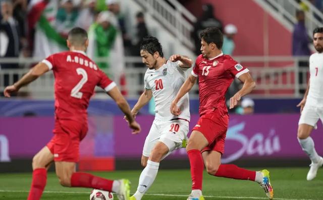 强强对话:球队激烈争夺胜利 强强对话:球队激烈争夺胜利