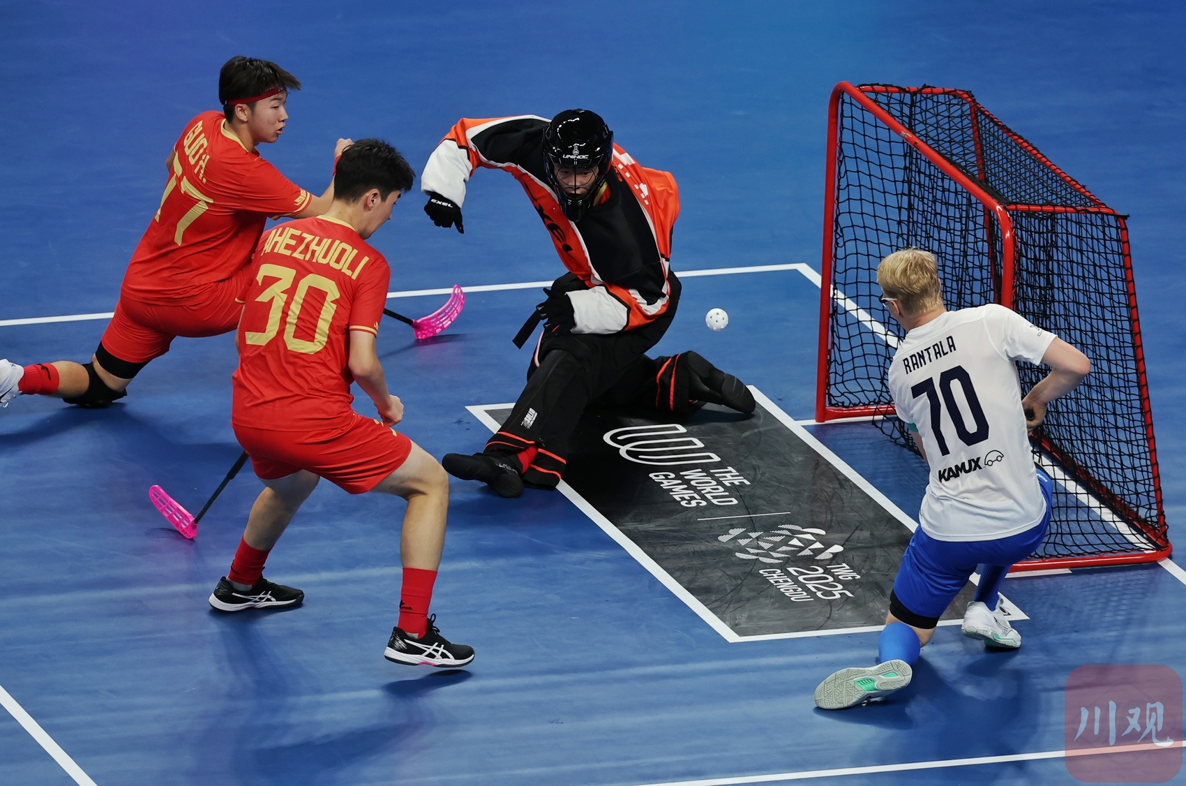 曲棍球选手挑战对手，迎难而上的简单介绍