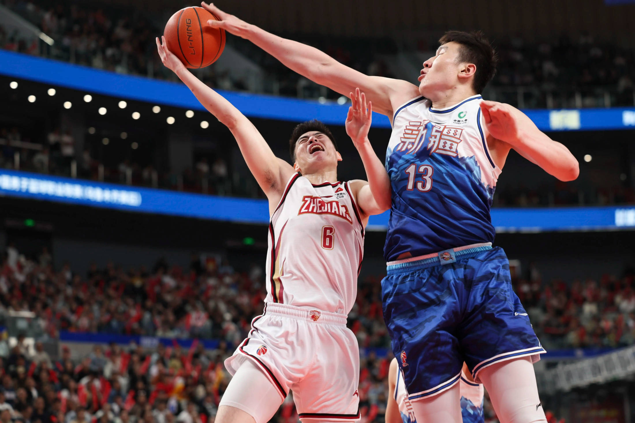 篮球比赛中一支实力强劲的球队陷入困境