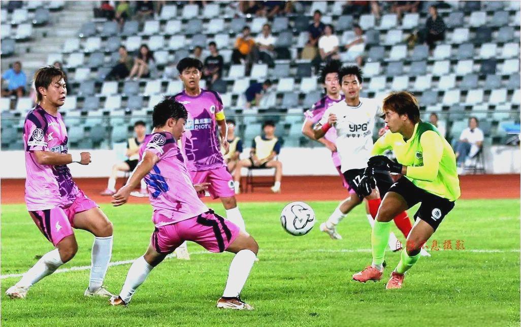 精彩足球对决，球队紧密合作助力取胜