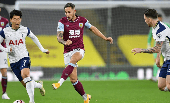 包含克罗托内客场完胜，排名逐渐上升的词条