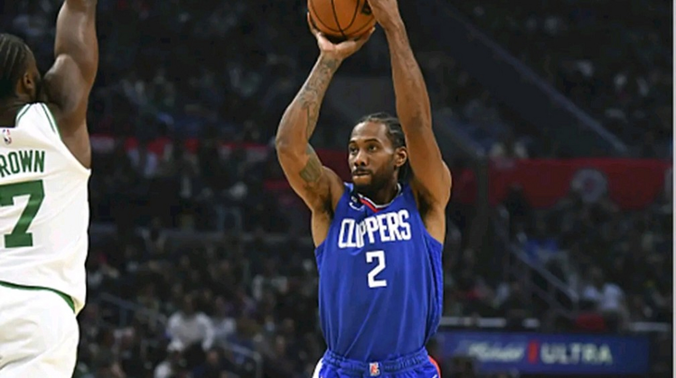 北京队险胜凯尔特人，伦纳德点燃赛场