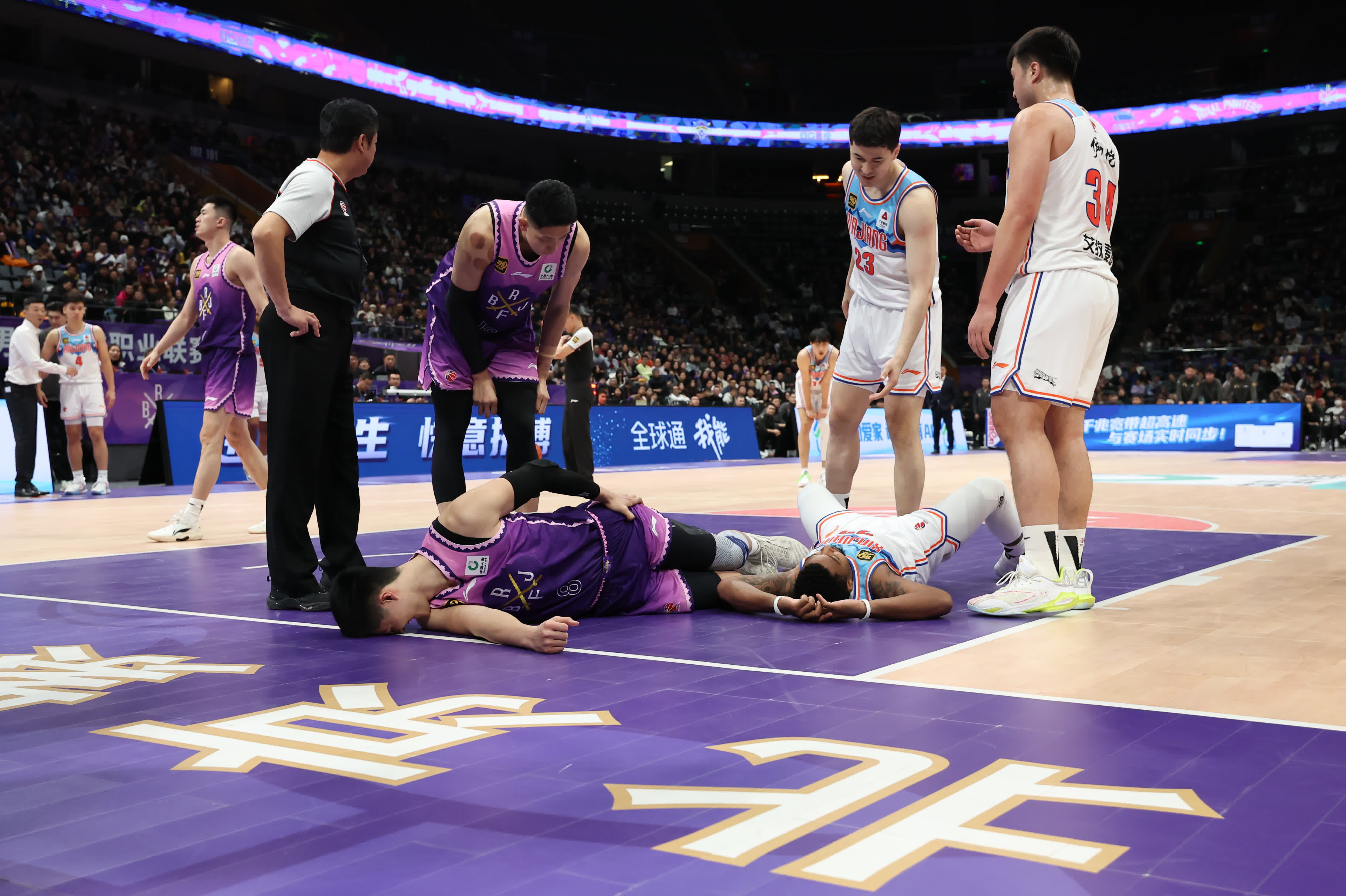 北京队险胜凯尔特人，伦纳德点燃赛场